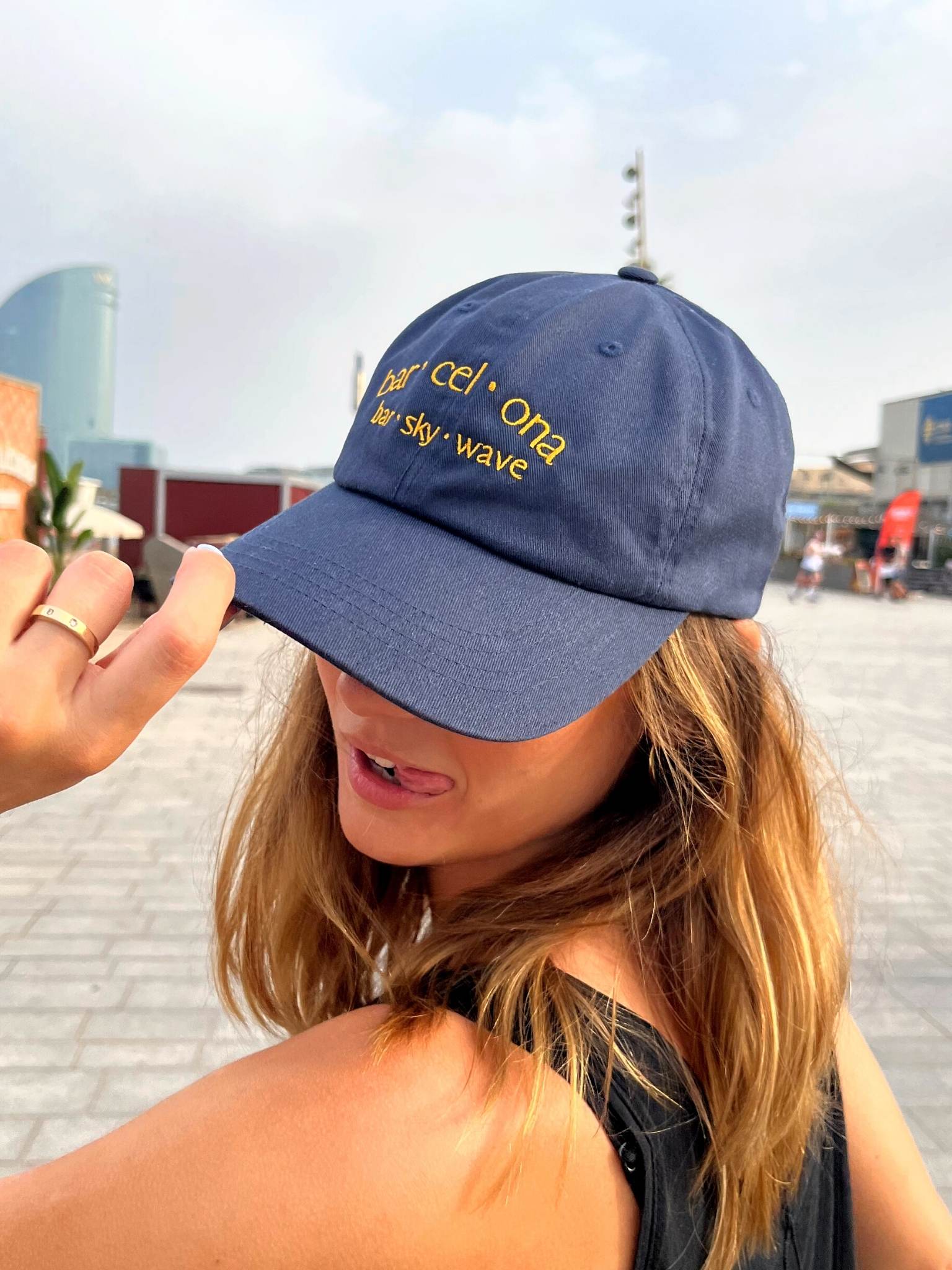 Gorra barcelona barskywave blava. Catalan Words, samarretes i productes en català.